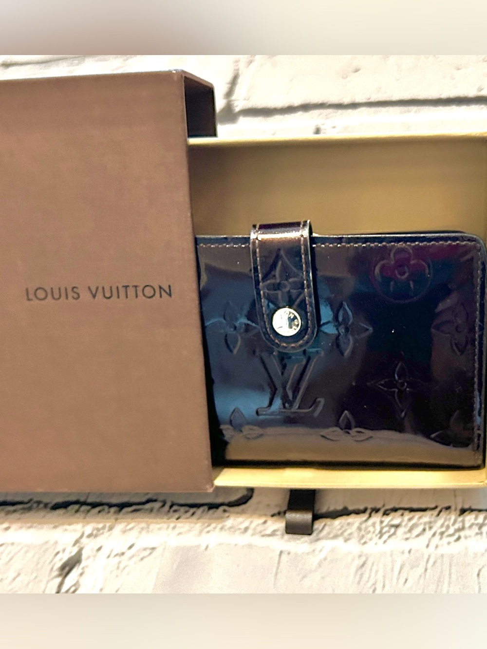 Louis Vuitton Vernis Kiss Lock Compact Wallet - Deep Burgundy